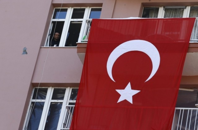 Турският вицепремиер признава син от руската си съпруга