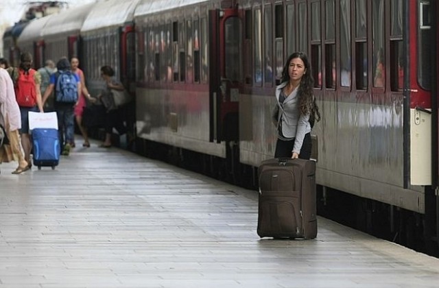 Отпадат десетки връзки между влаковете по направлението София-Варна