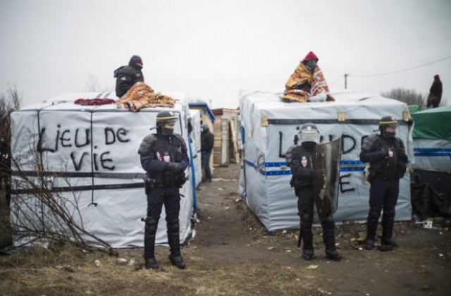Мигранти си зашиха устите в знак на протест във Франция