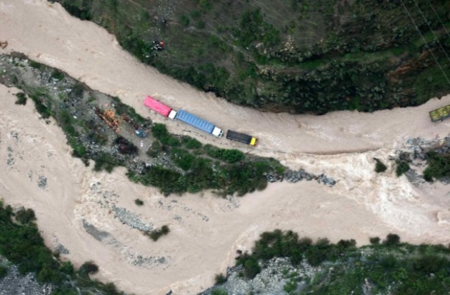 5 души загинаха в резултат на свлачища и наводнения в Перу