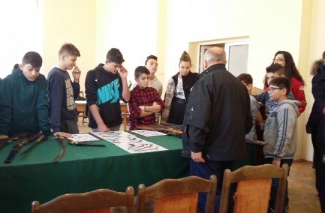 Ученици разгледаха изложба на оръжия от Руско-турската освободителна война