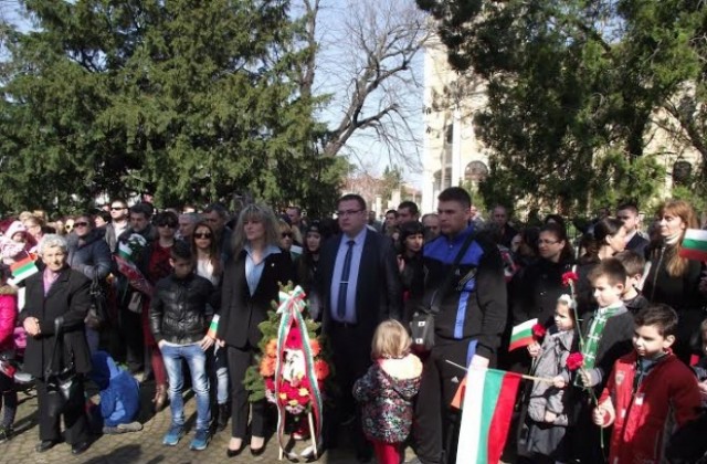 Първият български освободен град отбеляза националния празник