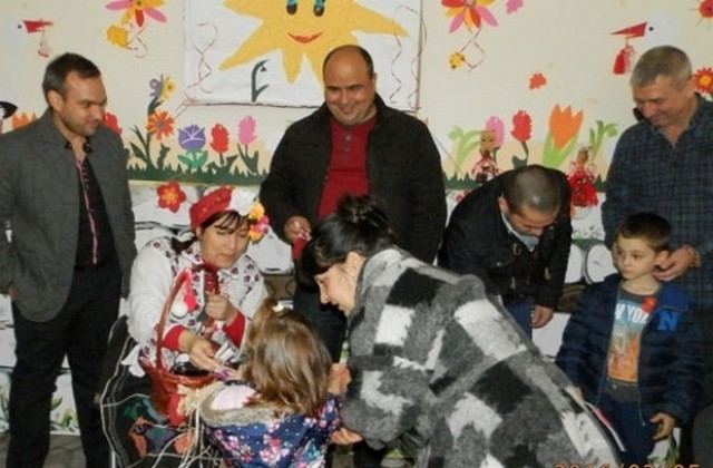 В Ясен, среща с Баба Марта събра депутат и съветници с хората в селото