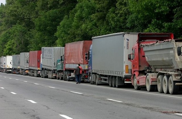 Заради засиления трафик ограничават движението на камиони