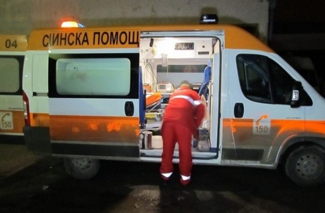 Спасяваха затиснат от кола мъж в Свиленград