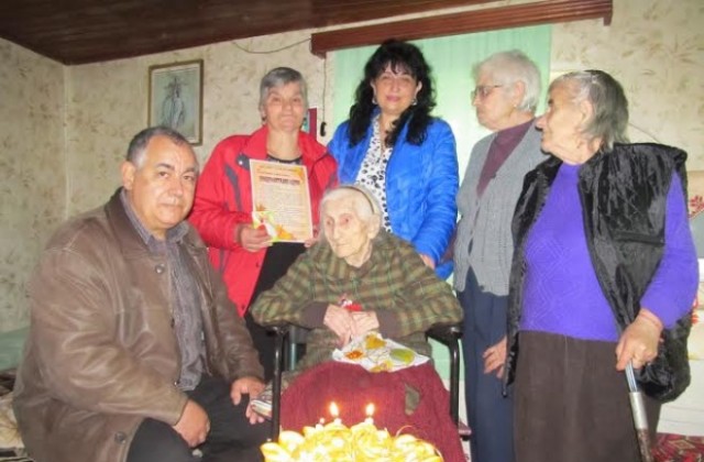 Лясковският кмет зарадва с торта столетница от Драгижево