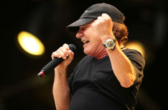 AC/DC отлагат концерти, вокалистът им е заплашен от оглушаване