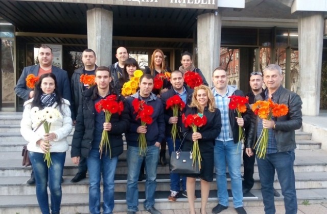 С 400 гербера младежи от ГЕРБ зарадваха дами в област Плевен за 8-ми март