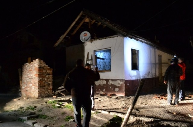 Вихрушка отнесе покривите на 30 къщи в Димитровград