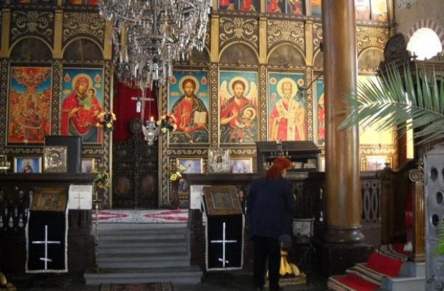 Панихида за жетвите на комунизма в църквата Света Богородица