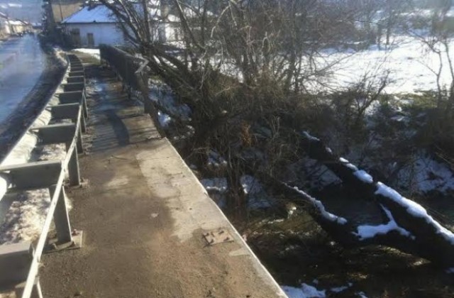 Със съдействието на общински съветник обезопасиха пешеходен мост в Самоводене