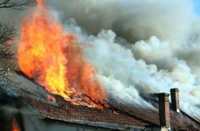 3-етажна къща горя в Момчиловци