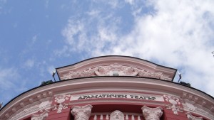 Младите театрали с шествие за 95 години Варненски драматичен театър