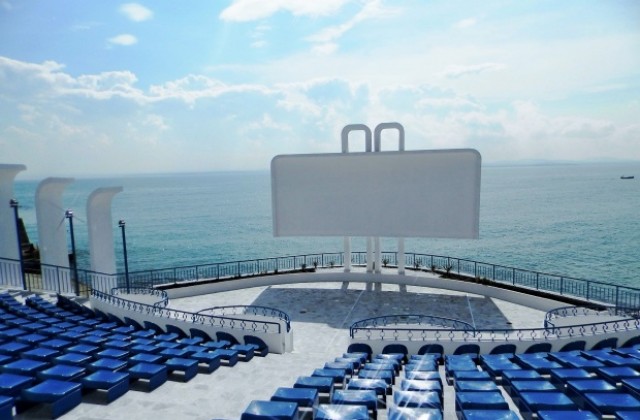 Уникално лятно кино в морето ще има в Поморие (СНИМКИ)