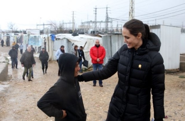 Анджелина Джоли се срещна със сирийски бежанци в Ливан (СНИМКИ)