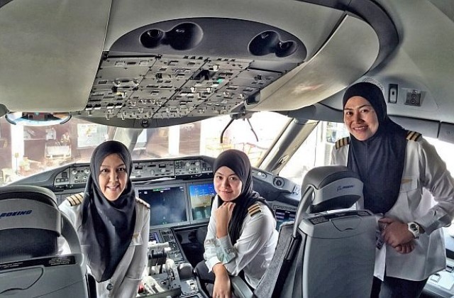 Първият самолет с изцяло женски екипаж кацна в Саудитска Арабия (СНИМКИ)