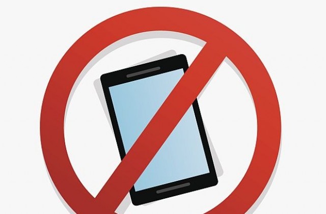 Забрана в Казахстан: Чиновниците без смартфони на работа
