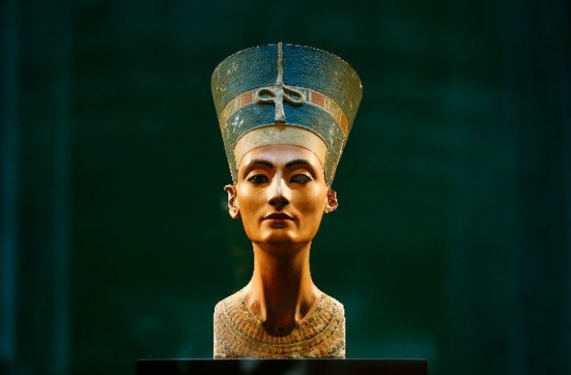 Нефертити в гробницата на Тутанкамон