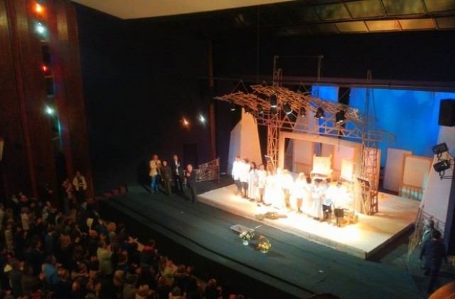 Кюстендилският театър ще представи постановката си Лавина на фестивал в Бурса