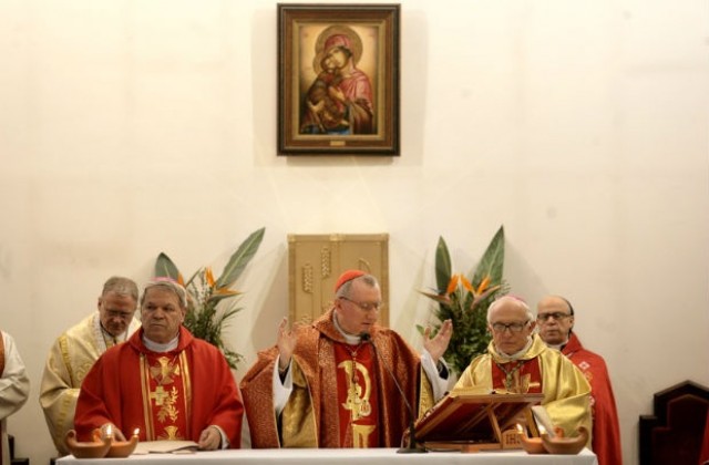 Кардинал Пиетро Паролин отслужи меса в катедралата Св. Йосиф (СНИМКИ)