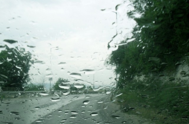 Предупреждават за значителни валежи на места в страната
