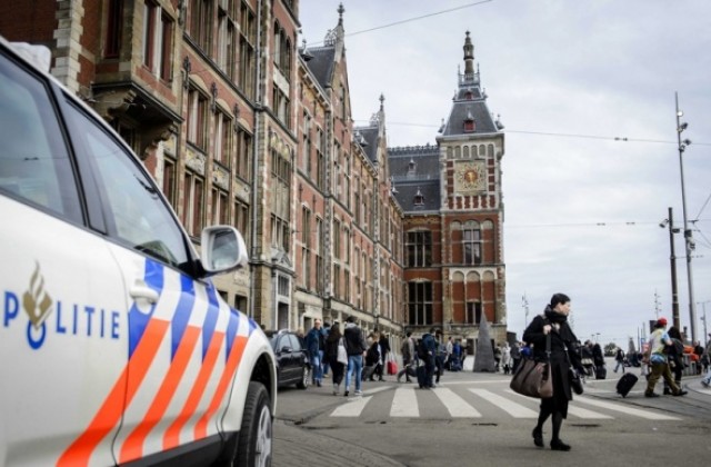 Предупредителни изстрели при арести в Амстердам