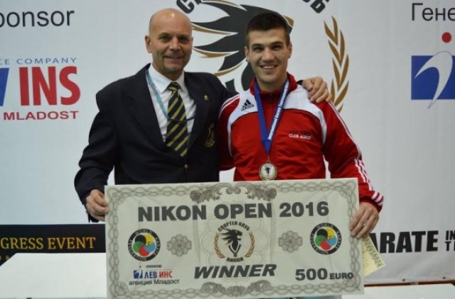 Стефан Петков от Свищов спечели голямата награда в международен карате турнир