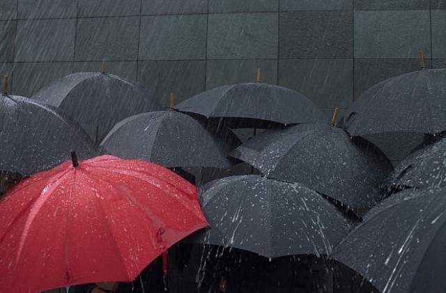 Жълт код за обилни валежи в шест области в страната