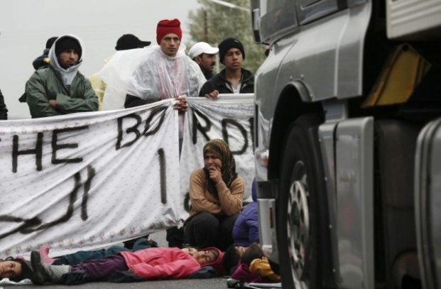 Бежанци блокираха магистралата между Атина и Солун (СНИМКИ)