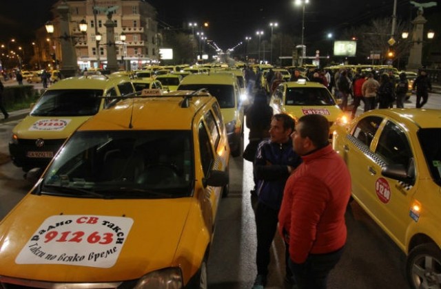 Таксита блокираха Орлов мост в София (СНИМКИ)