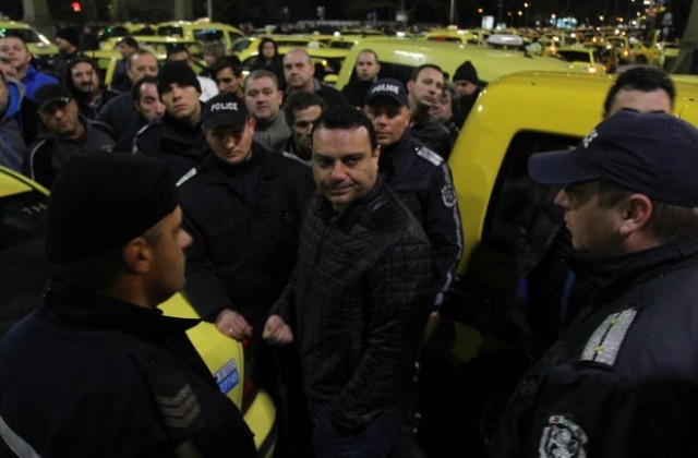 Такситата на протест: От 1 април всеки водач трябва да е превозвач