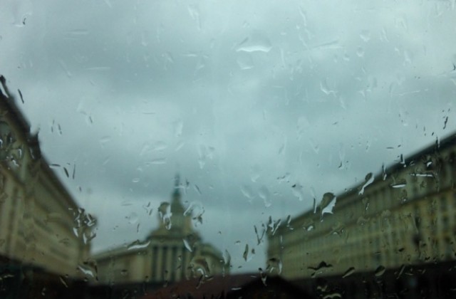Времето на 25 март: Облачно с валежи