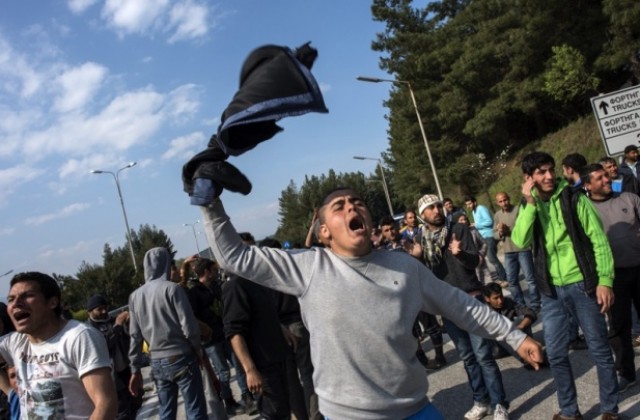 Гърция слага високоговорители по границата с Македония, бори слухове