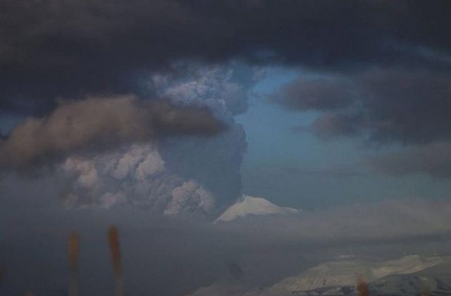 Вижте изригването на вулкана Павлоф в Аляска (СНИМКИ)
