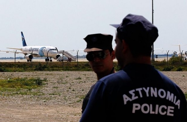 Похитителят на самолета в Кипър се предаде на полицията