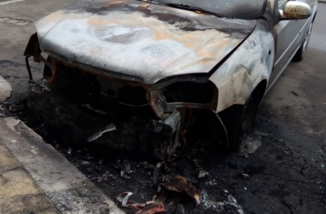 Запалиха две коли в автосалон край Карлово