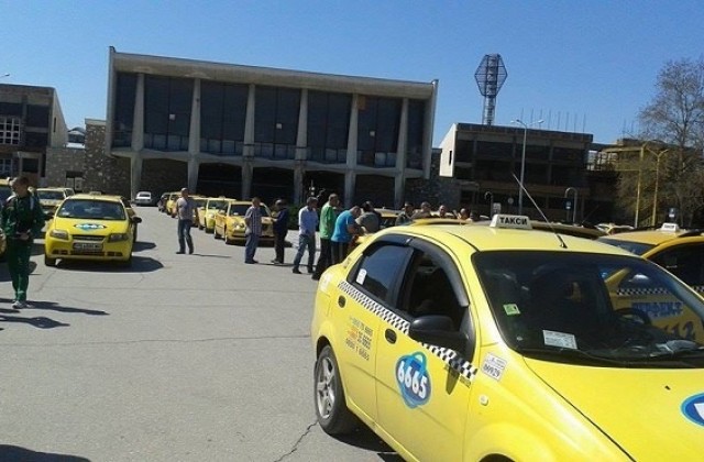 Таксита срещу новия данък, готови да блокират Пловдив и София