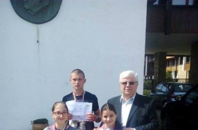 Ученици на Цветан Радков с награди от Национален детско-юношески конкурс