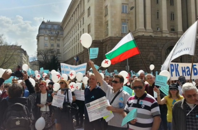 Недоволни лекари от цялата страна се събраха на протест в София (СНИМКИ)