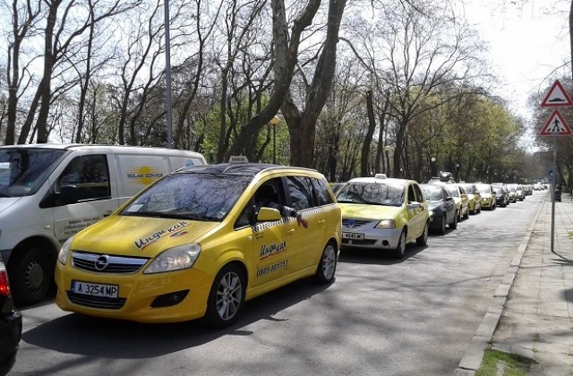 Над 100 таксита блокираха за малко паркинга на Капаните