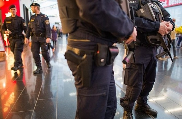 Арести в Брюксел заради атентатите, сред заловените вероятно е мъжът с шапката