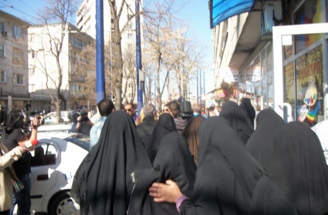 Опасни крайности достигат нагласите срещу бурките в Пазарджик