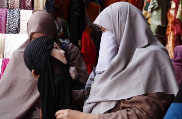 Общинският съвет в Пазарджик гласува забрана на дрехи, покриващи лицето