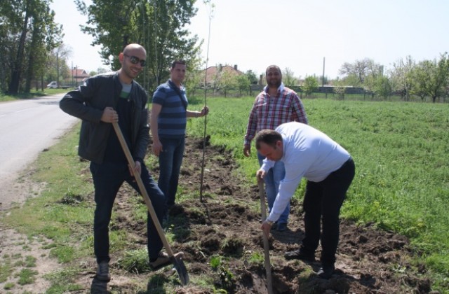 Предприемачи ГЕРБ - Сливен дариха и залесиха 60 тополи в село Тополчане