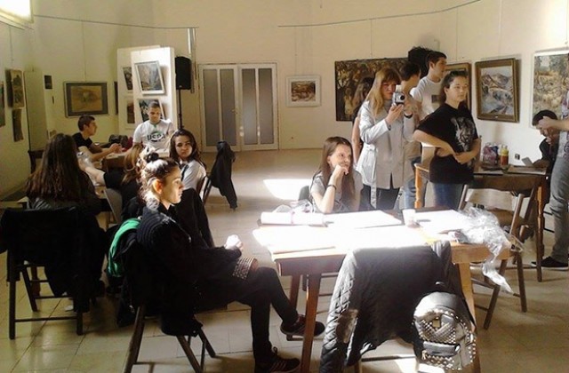 Ученици се запознаха с творчеството на художника Крум Панов