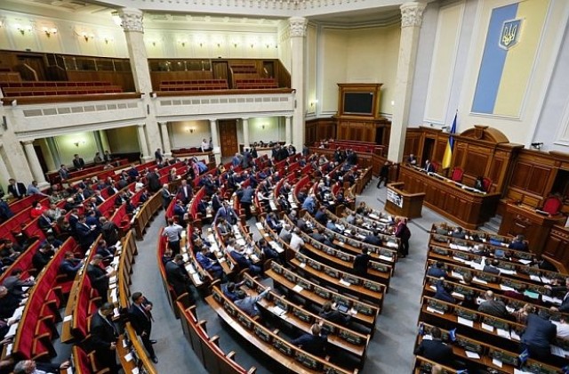 Върховната рада прие оставката на Арсений Яценюк и назначи нов премиер