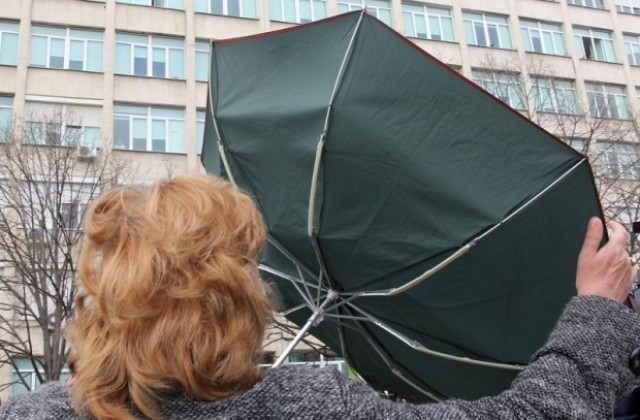 Предупреждават за силен вятър в половин България за петък