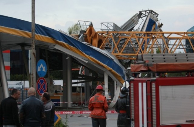 Двама от пострадалите след падането на кран в София остават в болница