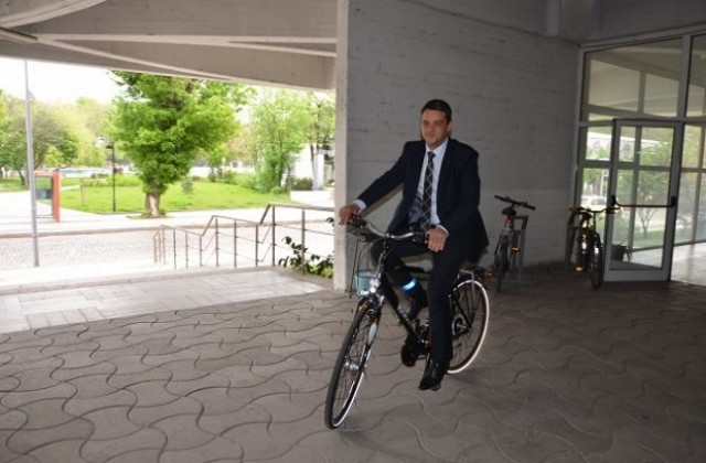 Кметът на „Централен“ с колело на сесията на ОбС