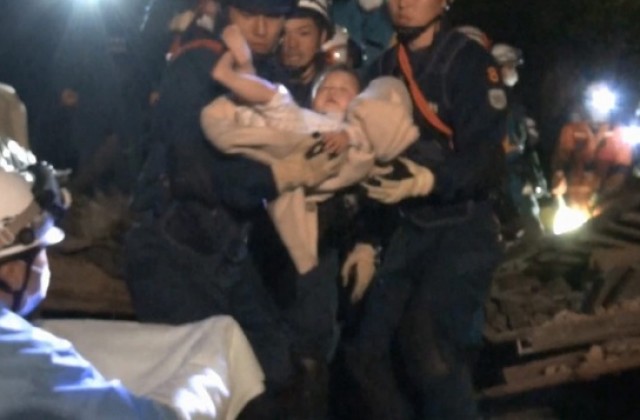 Спасиха бебе от руините след силния трус в Япония (ВИДЕО)